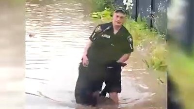 Під час потопу на Тернопільщині поліцейський офіцер громади врятував собаку. ВІДЕО