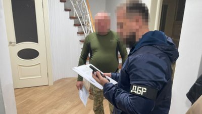 Арештували офіцера, який використовував солдат на приватній будові