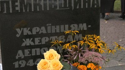 "Люди почали сильно плакати, крики, жах у церкві": жертв депортацій вшанували у Тернополі. ВІДЕО