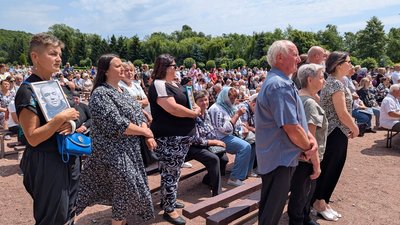 "Надія, яка не згасає": тисячі людей прийшли до Зарваниці на прощу родин загиблих і зниклих безвісти. ФОТО