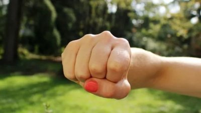 У Тернополі агресивна жінка побила підлітка на очах у його матері