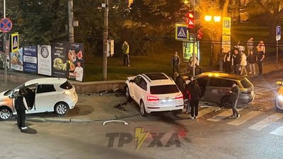 Масштабна ДТП у центрі Тернополя: три автомобілі зіткнулися і вилетіли на тротуар, є потерпілі. ВІДЕО