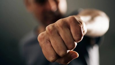 У Тернополі якийсь неадекват побив комунальника, а потім накинувся на поліцейських