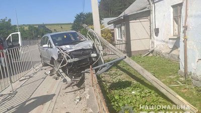 На Тернопільщині водій знепритомнів за кермом: автомобіль протаранив огорожу і збив стовп