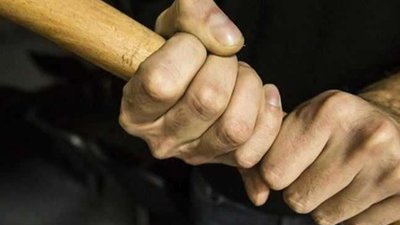 Гатив палицею по голові: чоловік забив до смерті безхатька через малину