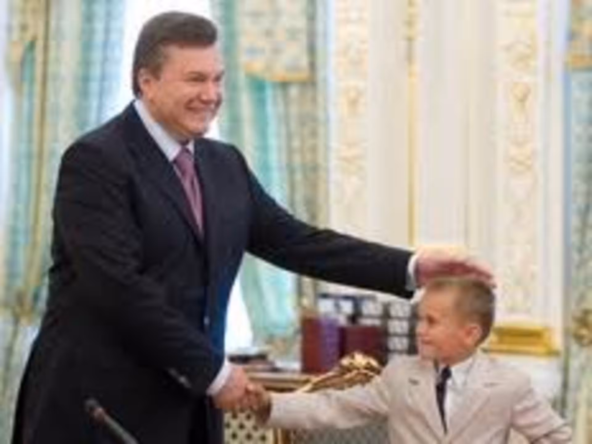 Янукович розказав тернопільським школярам про їхнє майбутнє