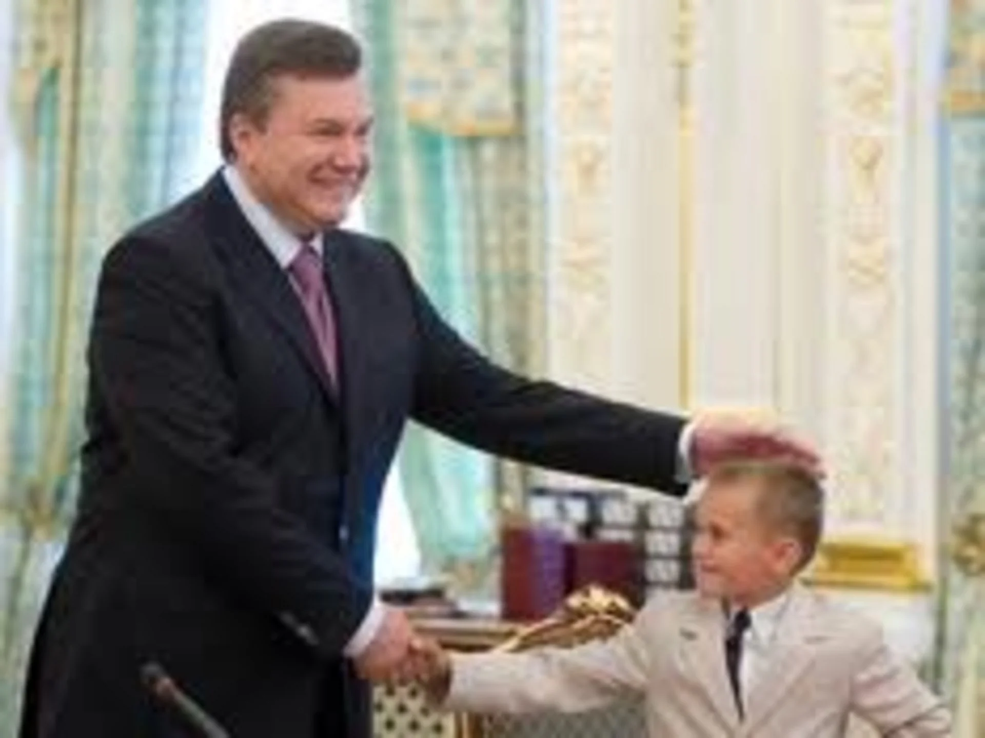 Янукович розказав тернопільським школярам про їхнє майбутнє