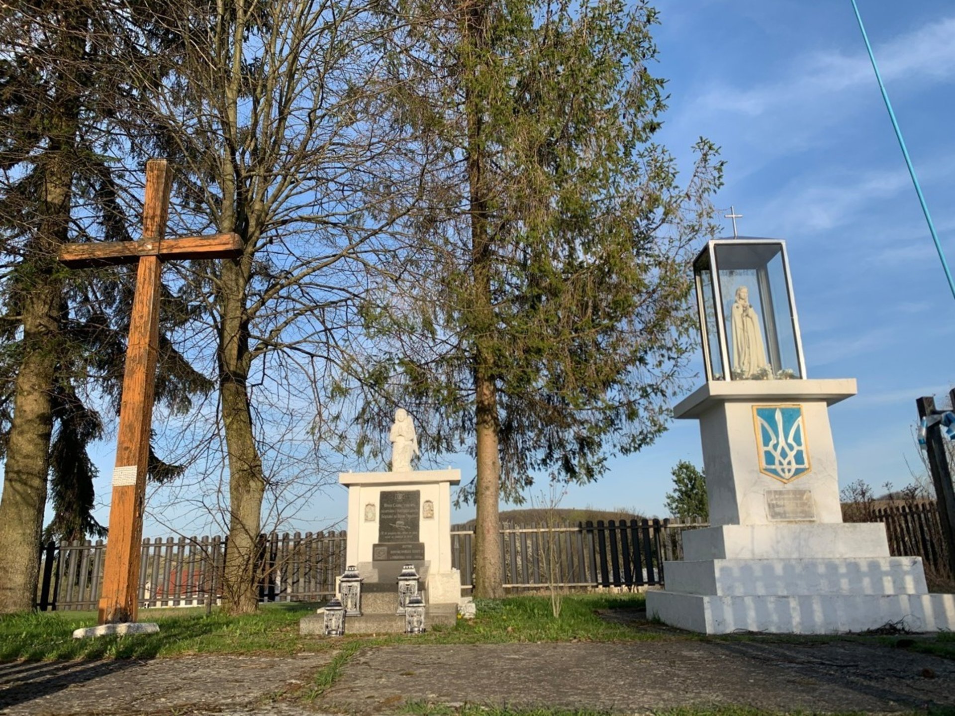 Меморіал «Борцям за волю України» у с. Гологори Золочівського р-ну Львівської обл., де на пам’ятній таблиці серед прізвищ загиблих за волю України викарбувано, зокрема, й прізвище Василя Нагірного

