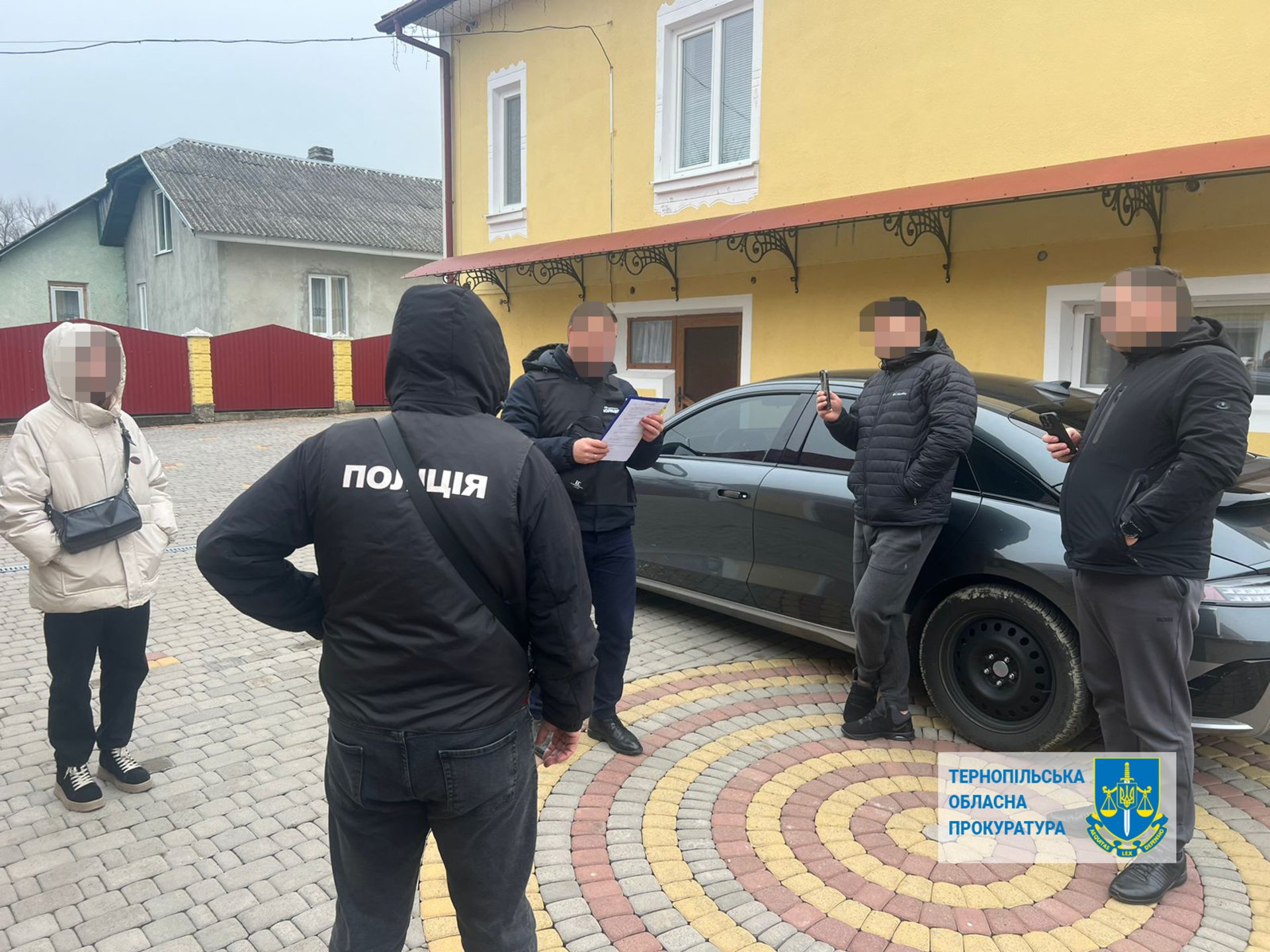 Завозили автомобілі нібито для ЗСУ, а потім продавали: троє ділків організували масштабну аферу