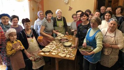 З першого дня війни: тернополянки пенсійного віку готують вареники для захисників. ФОТО