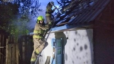 На Тернопільщині блискавка влучила в будівлю: виникла пожежа