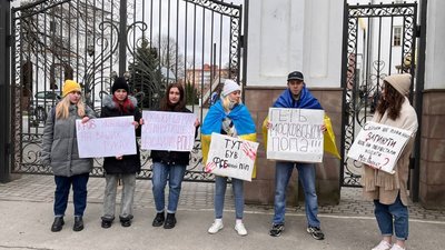 "Кров українців на ваших руках": у Тернополі провели акцію протесту проти московського патріархату.  ВІДЕО