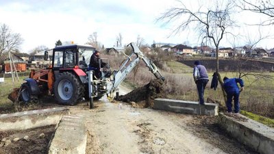 Мешканці села неподалік Тернополя самотужки відремонтували аварійний міст. ФОТО