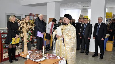 На пошті у Кременці торгують цукерками Порошенка. ФОТО