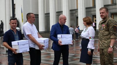 Мер-свободівець Сергій Надал передав у Верховну Раду десятки тисяч підписів тернополян на захист української мови. ФОТО