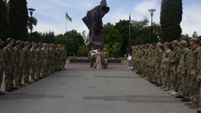 Біля пам'ятника Бандері: військовий з Тернополя одружився із коханою. ФОТО