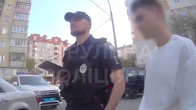 Їхав на автопілоті? Затятий порушник на очах у патрульних пересів на заднє сидіння. ВІДЕО