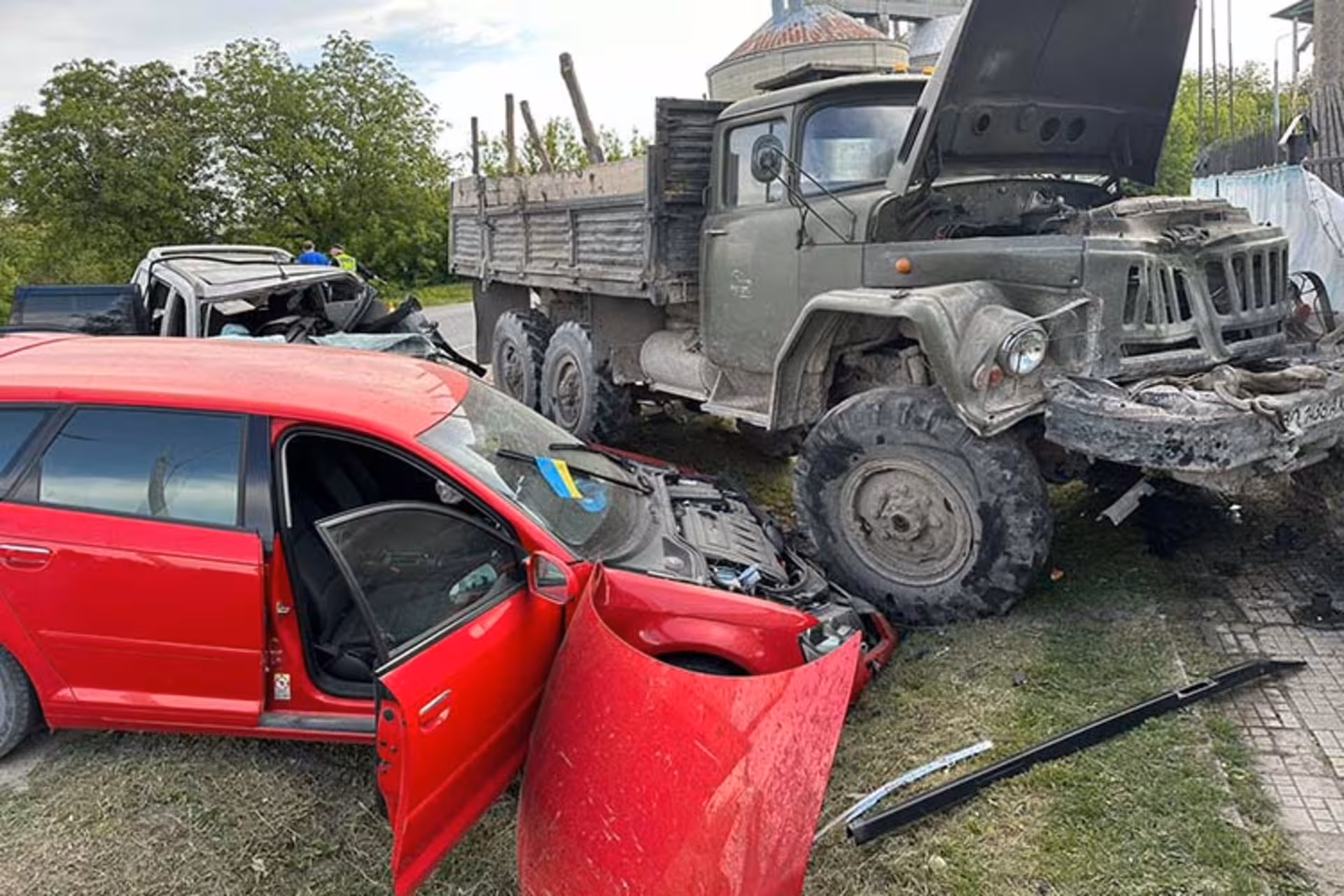 Вантажівка підім'яла позашляховик: у поліції розповіли деталі смертельної ДТП на Тернопільщині. ФОТО