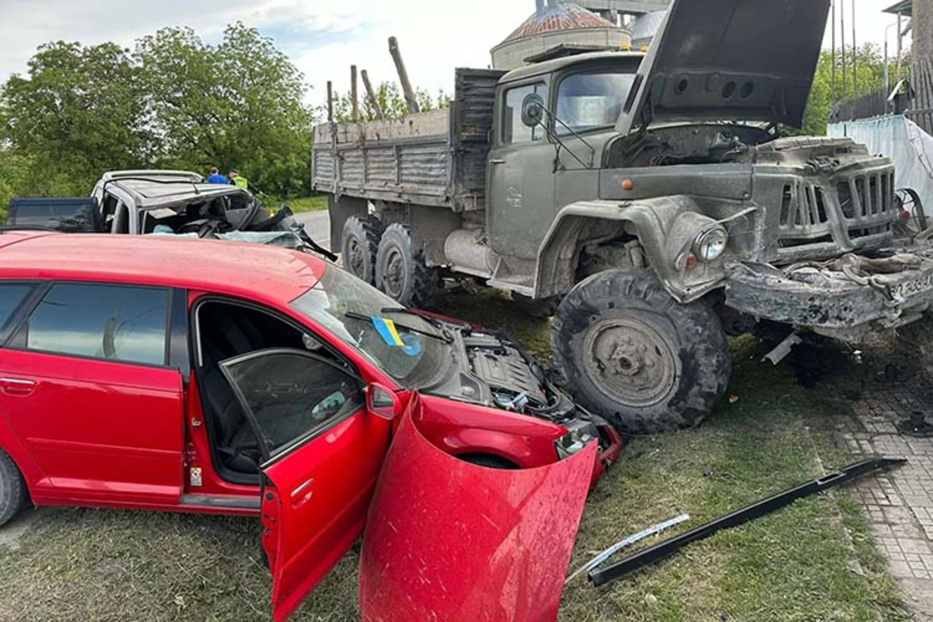 Вантажівка підім'яла позашляховик: у поліції розповіли деталі смертельної ДТП на Тернопільщині. ФОТО