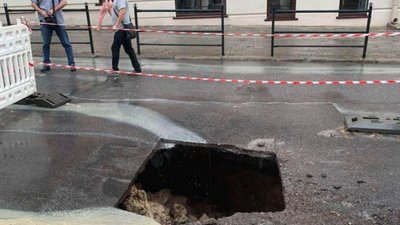 Після сильної зливи у центрі Тернополя провалився асфальт: рух транспорту перекрили. ФОТО