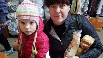 У Тернополі потребуючим родинам безкоштовно роздають хліб, солодку випічку та одяг