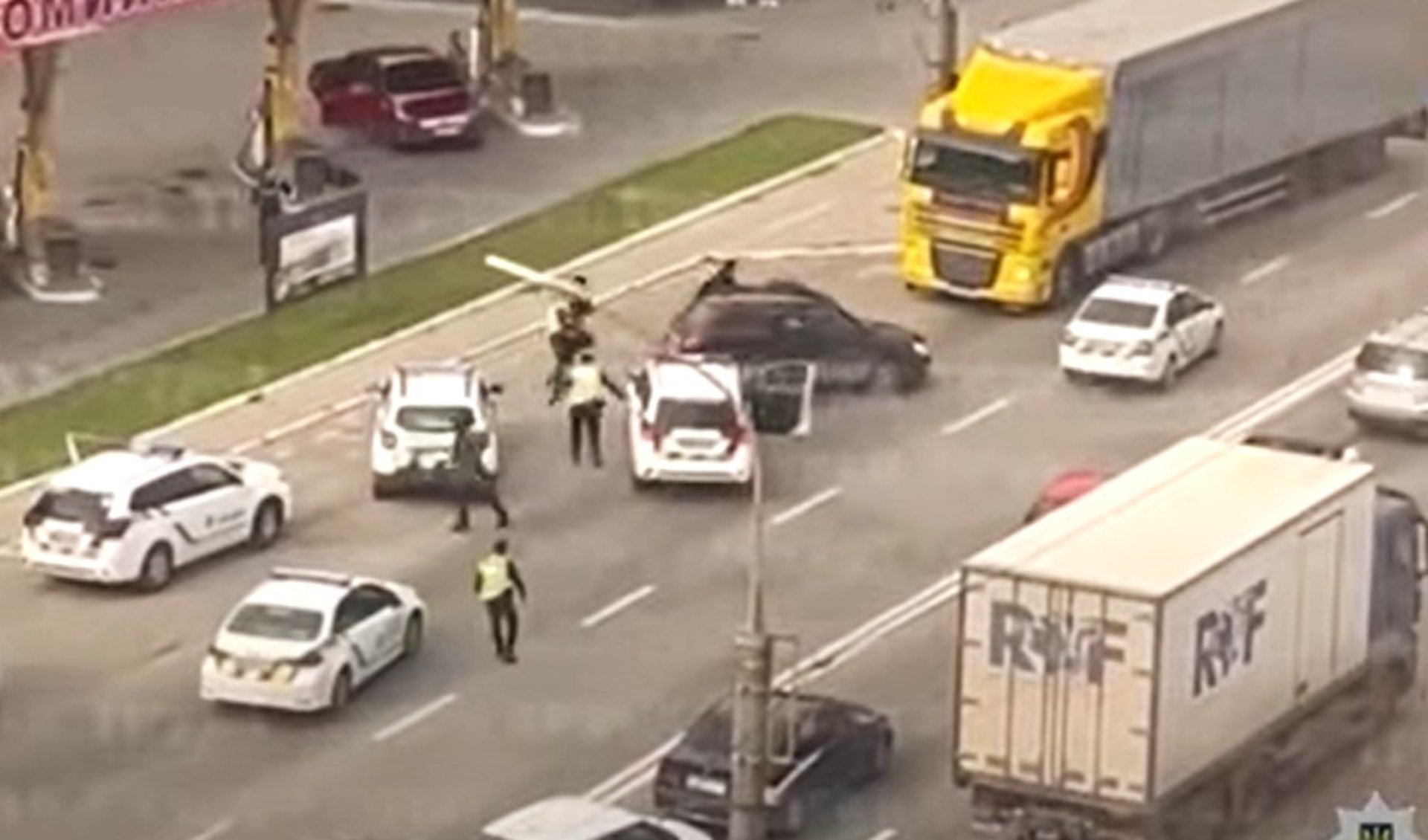 Наче у бойовику: у Тернополі кілька екіпажів поліції затримували п'яного працівника ТЦК. ВІДЕО