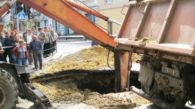 Велетенську яму в центрі Тернополя будуть латати цілу добу. Фото