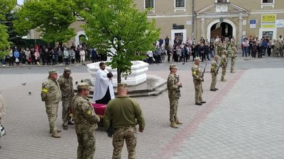 "Хотів, щоб діти жили в мирній країні": на Тернопільщині попрощалися із бійцем Петром Осадцою. ФОТО