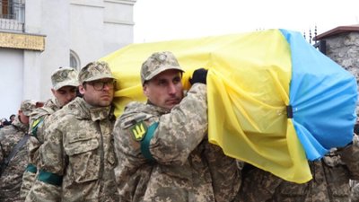 Сотні людей прийшли попрощатися із загиблим воїном Петром Батьківським. ФОТО