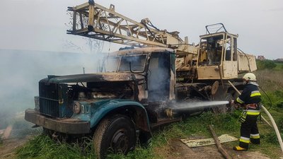 Горіли будинки, автомобілі і трава: тернопільські вогнеборці минулої доби мали багато роботи