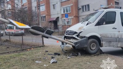 У Тернополі п'яний водій збив дорожній знак. ФОТО