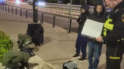 Опинилися посеред ночі на вулиці: вагітна українка з трьома дітьми потрапила у халепу в Польщі