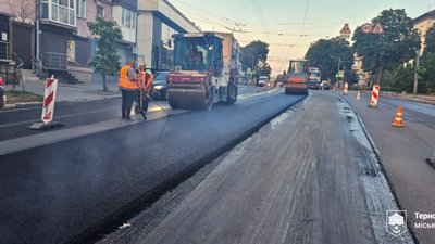 В центрі Тернополя оновлюють схему організації дорожнього руху: по дві смуги в кожному напрямку та паркувальні місця