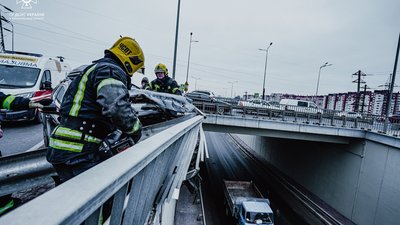 На Гаївському мосту водій позашляховика влетів у відбійник. ФОТО