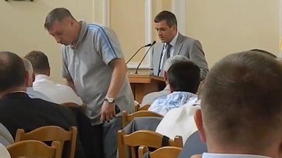 Нардеп Кайда в гламурній фуфайці вказує побратимам, як голосувати за земельні питання