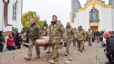 Без батька залишилися двоє дітей: на Тернопільщині прощаються з Героєм Петром Лісовим. ФОТО