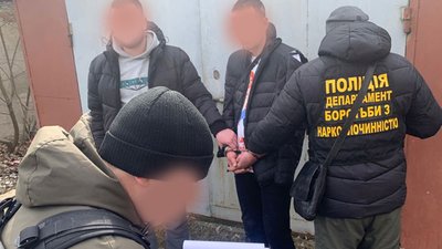 У Тернополі наркоторговець під час затримання накинувся з ножем на поліціянтів