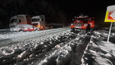 Снігова пастка: на Тернопільщині у заторі опинилися понад 70  автомобілів