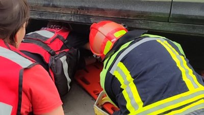 Біля Тернополя автомобіль наїхав на дитину: хлопчика довелося діставати рятувальникам. ФОТО