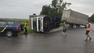 Зірвані дахи, повалені дерева, потрощені автомобілі: негода накоїла лиха на Тернопільщині. ФОТО