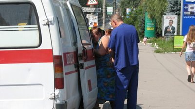 У Тернополі пенсіонерка травмувалася, намагаючись зайти в маршрутку. Водій навіть не зупинився