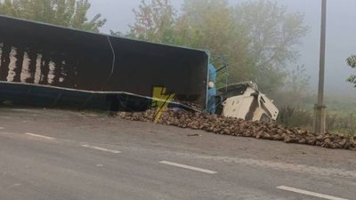 На Тернопільщині з'їхала в кювет і перекинулася фура з буряками. ФОТО