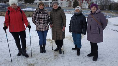 Тернополяни поважного віку зайнялися скандинавською ходьбою