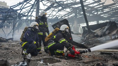Понад сто рятувальників гасять пожежі, які виникли в Тернополі після ворожої атаки. ФОТО