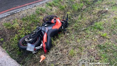 Поперед батька в пекло: мотоцикліст хотів обігнати автомобіль і потрапив у травматологію