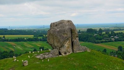Зруйнувати Почаївську Лавру хотів чорт, але впустив каменюку: вона й досі височіє посеред поля