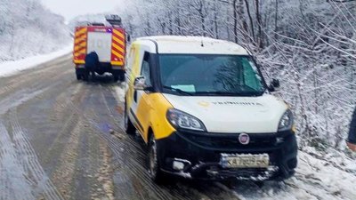 На Тернопільщині злетів з траси автомобіль "Укрпошти"