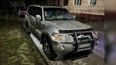 20-річна водійка без прав "припаркувалася" в чужий автомобіль. ВІДЕО