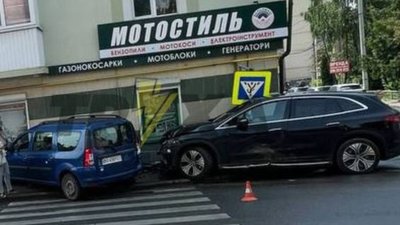 Автотроща на Шашкевича: після зіткнення автівки вилетіли на тротуар. ФОТО