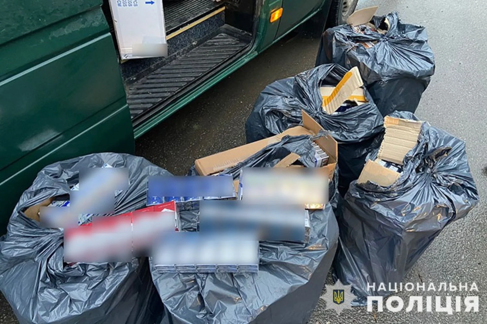 У водія мікроавтобуса знайшли понад три тисячі пачок цигарок. ФОТО